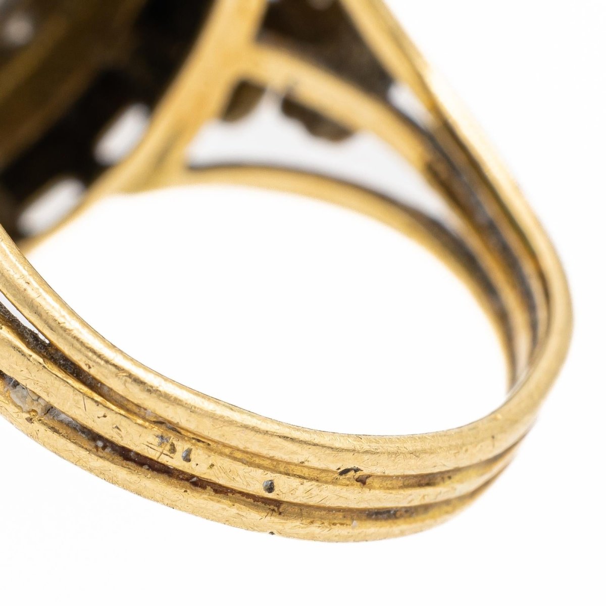 Bague en or jaune, saphir et diamants - Castafiore