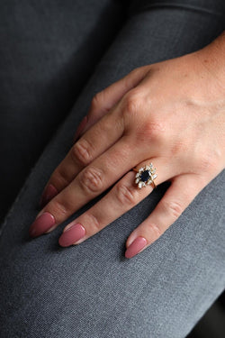 Bague en or jaune, saphir et diamants - Castafiore