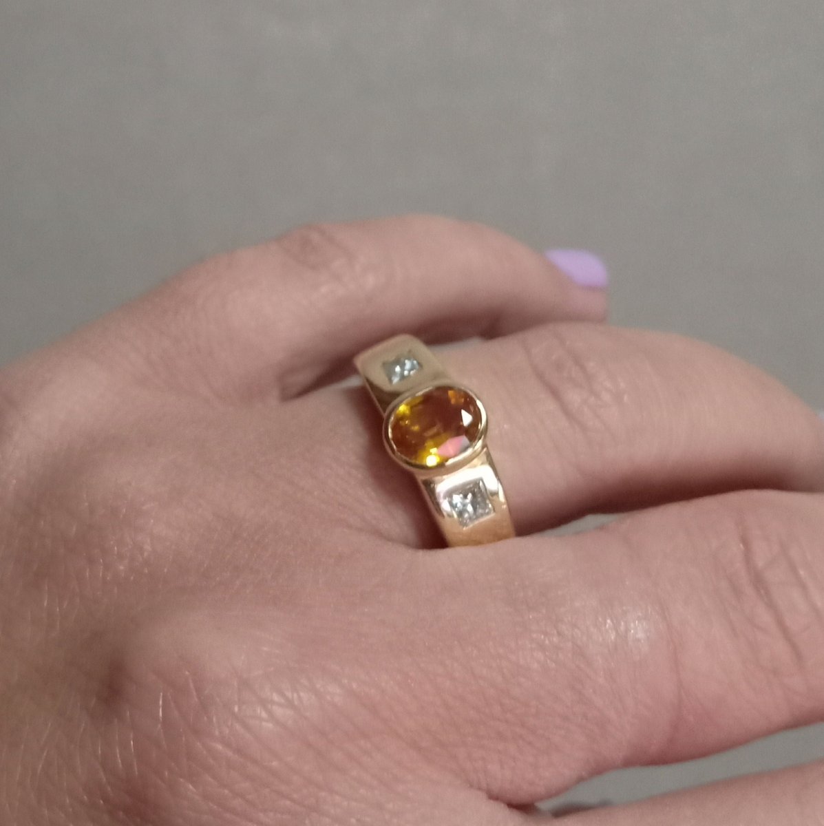 Bague en or jaune, saphir et diamants - Castafiore