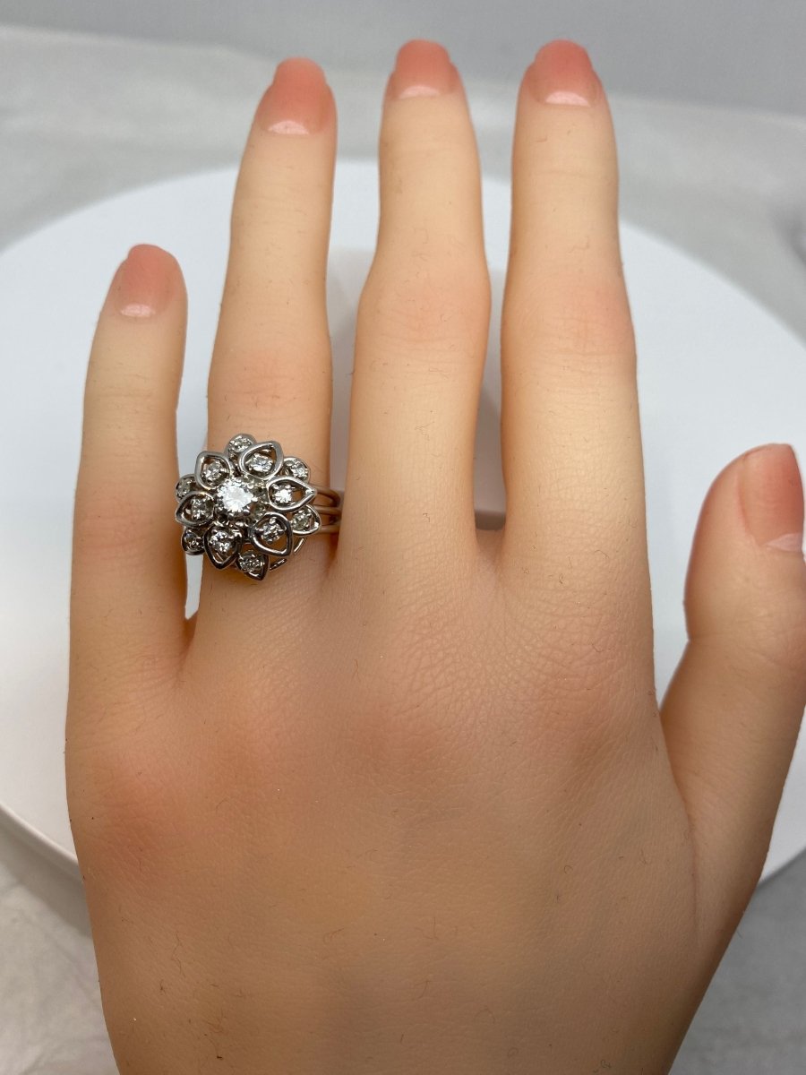 Bague en platine marguerite sertie de diamants - Castafiore