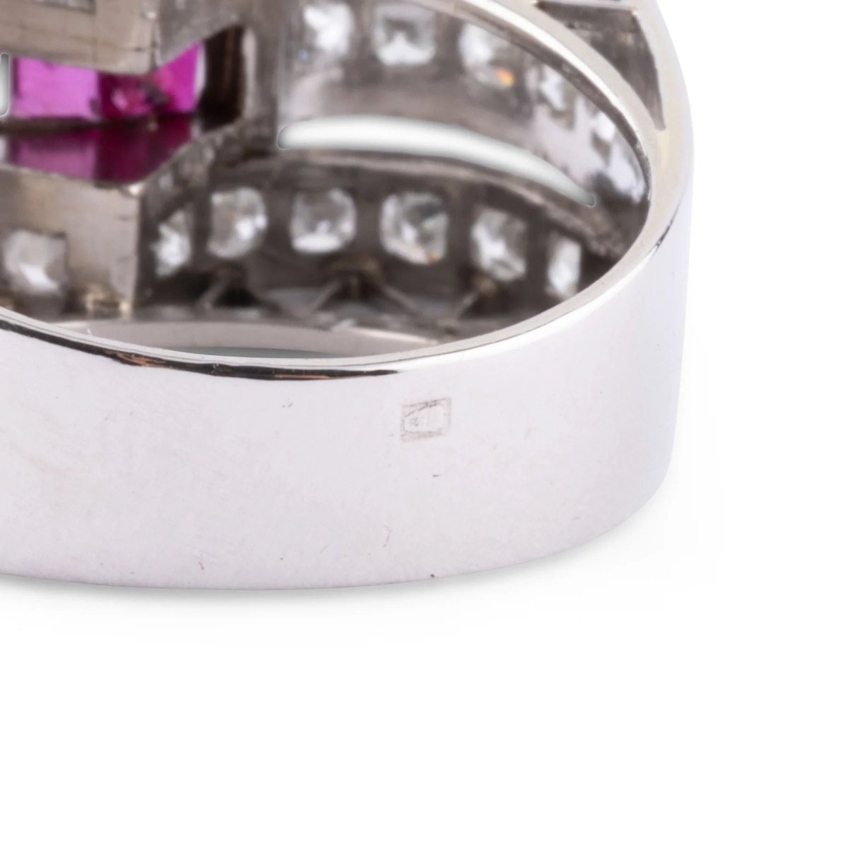Bague en platine, rubis et diamants - Castafiore
