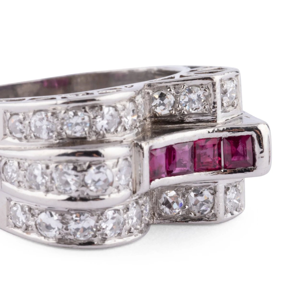 Bague en platine, rubis et diamants - Castafiore