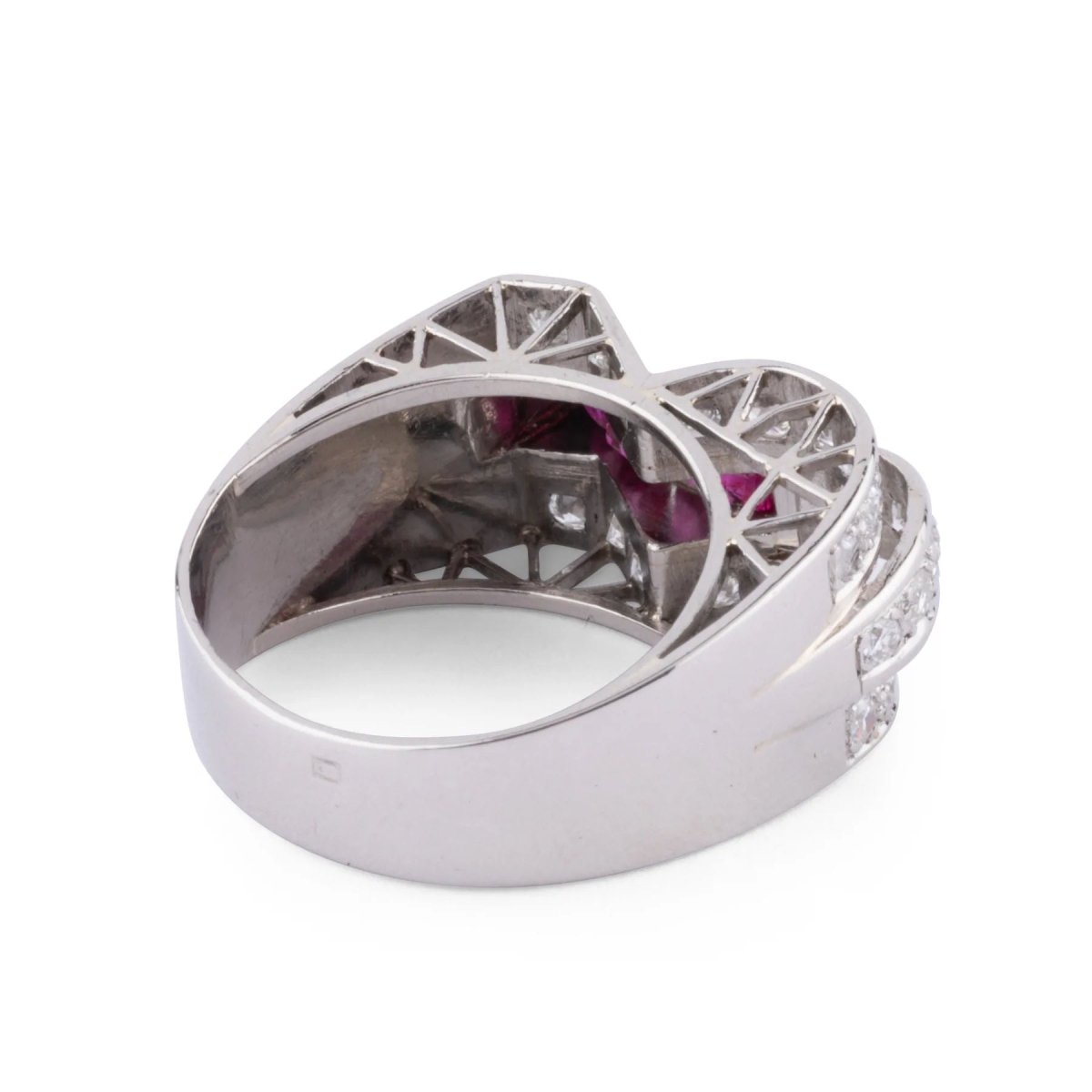 Bague en platine, rubis et diamants - Castafiore