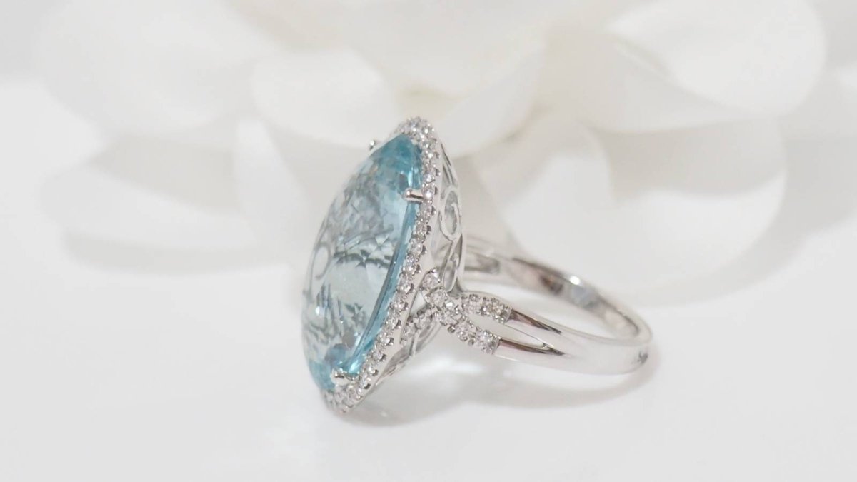 Bague entourage en or blanc, aigue marine ovale et diamants - Castafiore