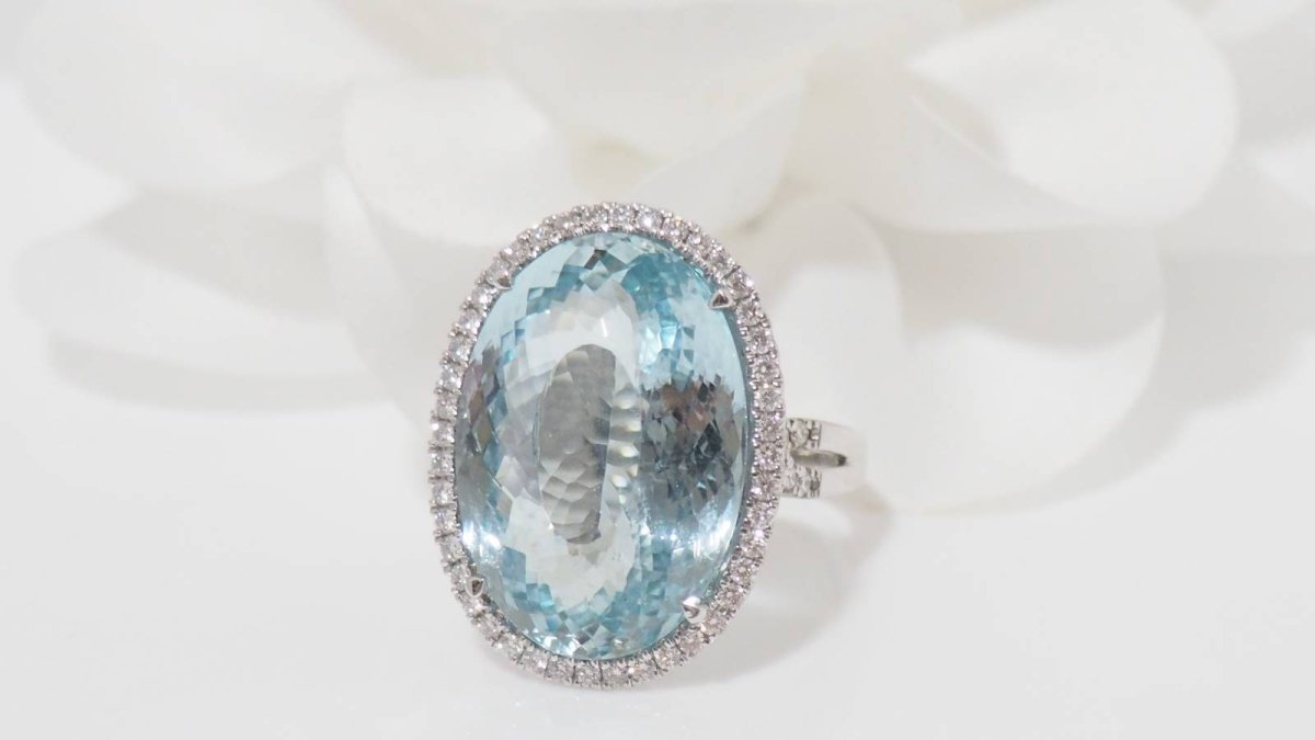 Bague entourage en or blanc, aigue marine ovale et diamants - Castafiore