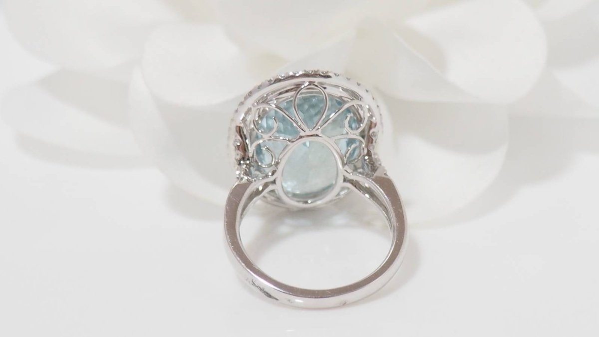 Bague entourage en or blanc, aigue marine ovale et diamants - Castafiore