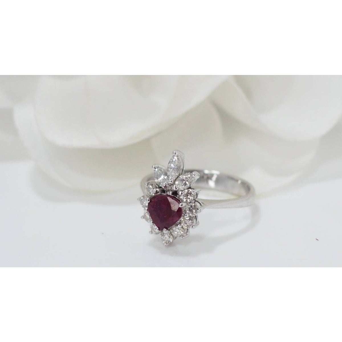 Bague entourage en or blanc, rubis et diamants - Castafiore