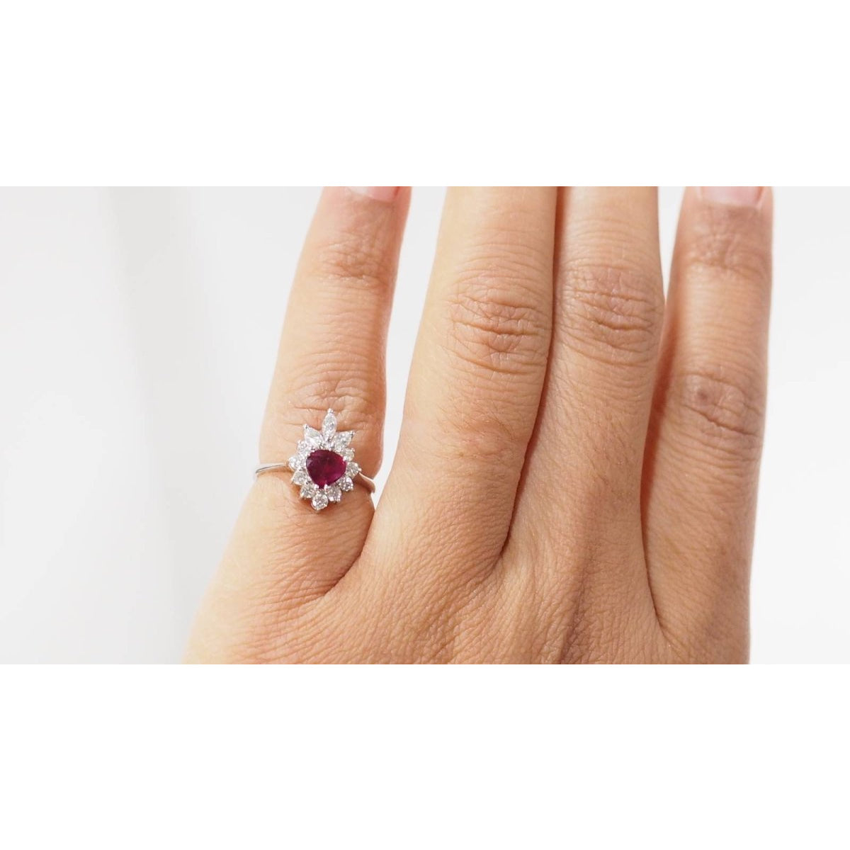 Bague entourage en or blanc, rubis et diamants - Castafiore