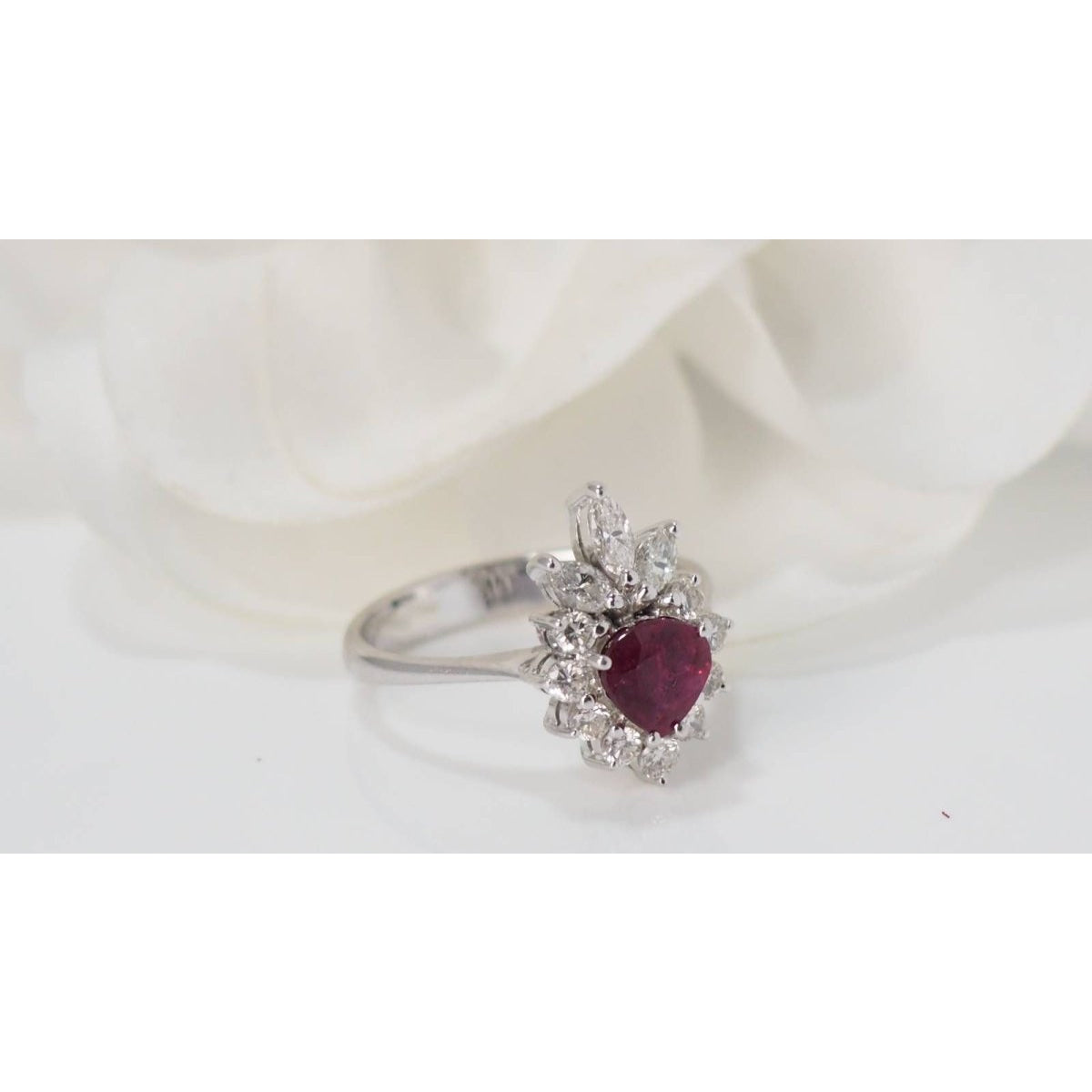 Bague entourage en or blanc, rubis et diamants - Castafiore