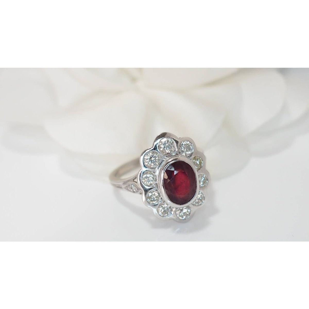 Bague entourage en or blanc, rubis et diamants - Castafiore