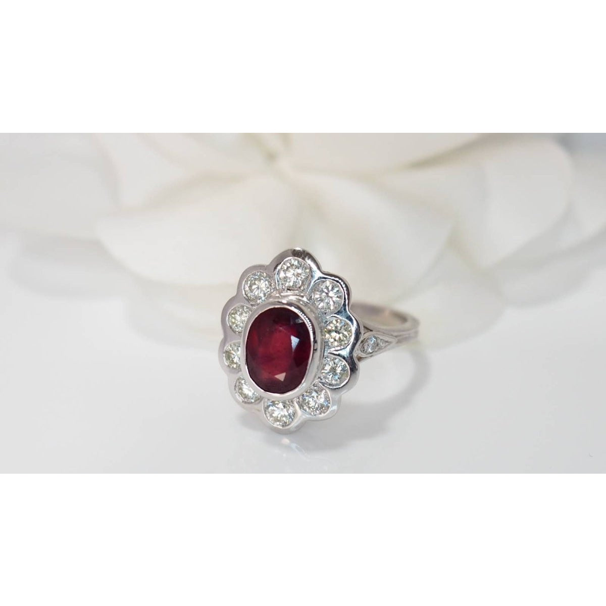 Bague entourage en or blanc, rubis et diamants - Castafiore