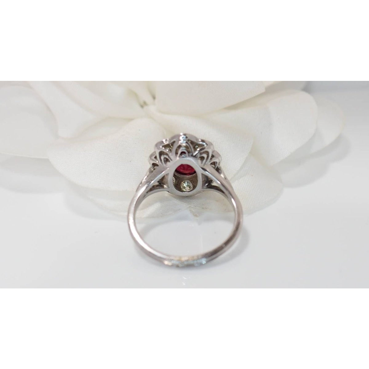 Bague entourage en or blanc, rubis et diamants - Castafiore