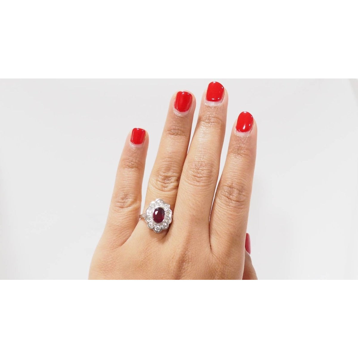 Bague entourage en or blanc, rubis et diamants - Castafiore