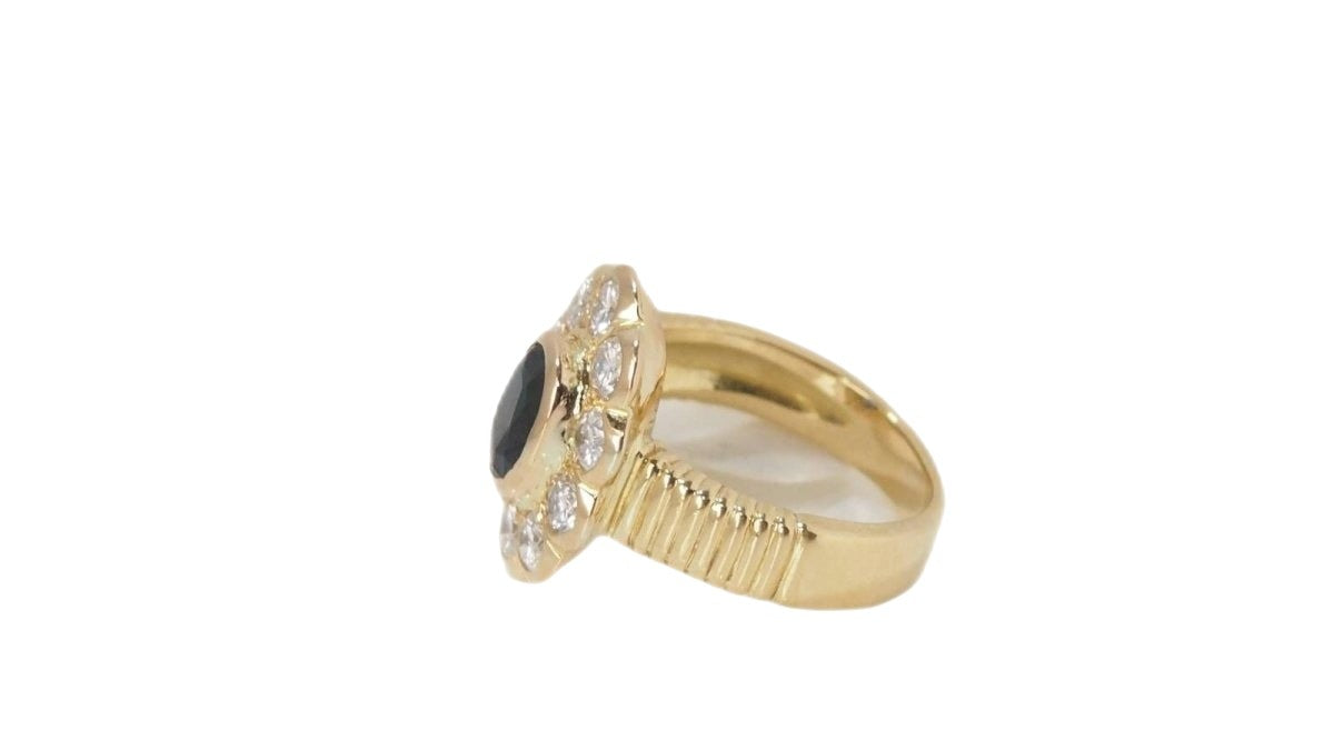 Bague entourage en or jaune, saphir ovale et diamants - Castafiore
