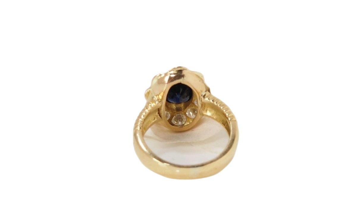 Bague entourage en or jaune, saphir ovale et diamants - Castafiore
