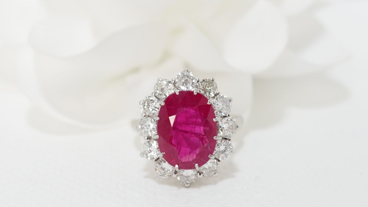 Bague entourage en platine, rubis et diamants - Castafiore