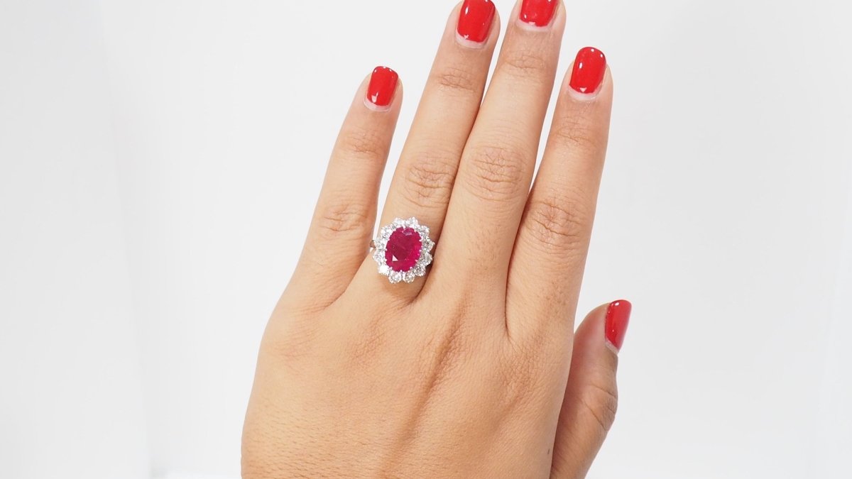 Bague entourage en platine, rubis et diamants - Castafiore