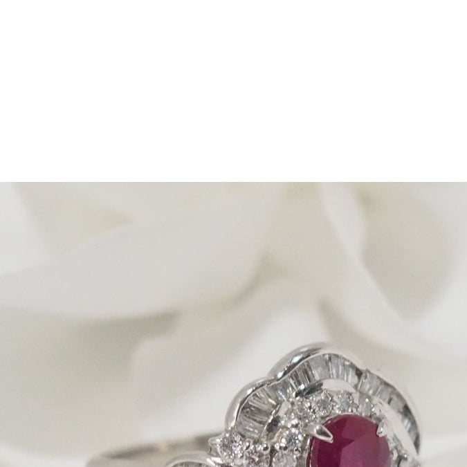 Bague entourage en platine, rubis ovale et diamants - Castafiore