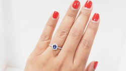 Bague entourage en platine, saphir Ceylan et diamants - Castafiore