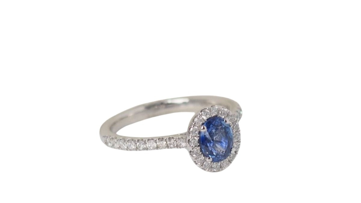 Bague entourage en platine, saphir Ceylan et diamants - Castafiore