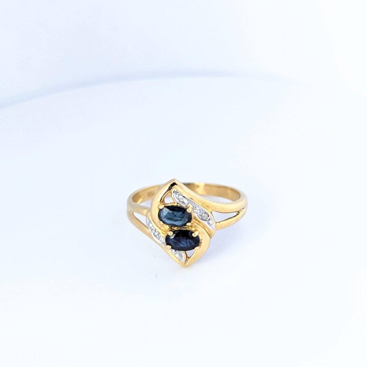 Bague entrelacs de saphirs en or jaune et diamants - Castafiore