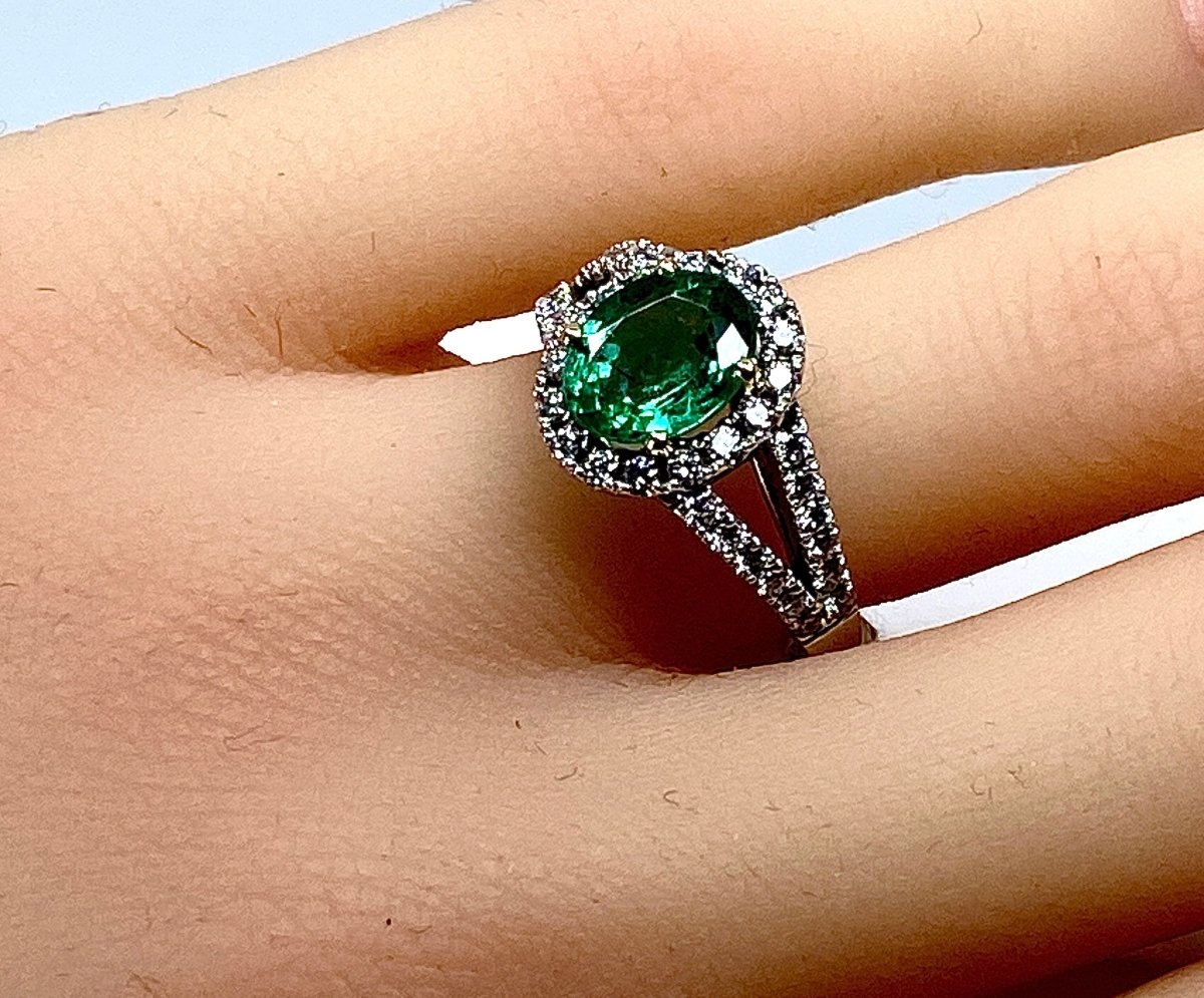 Bague épaulée en or 18 carats en émeraudes et diamants - Castafiore