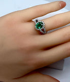 Bague épaulée en or 18 carats en émeraudes et diamants - Castafiore