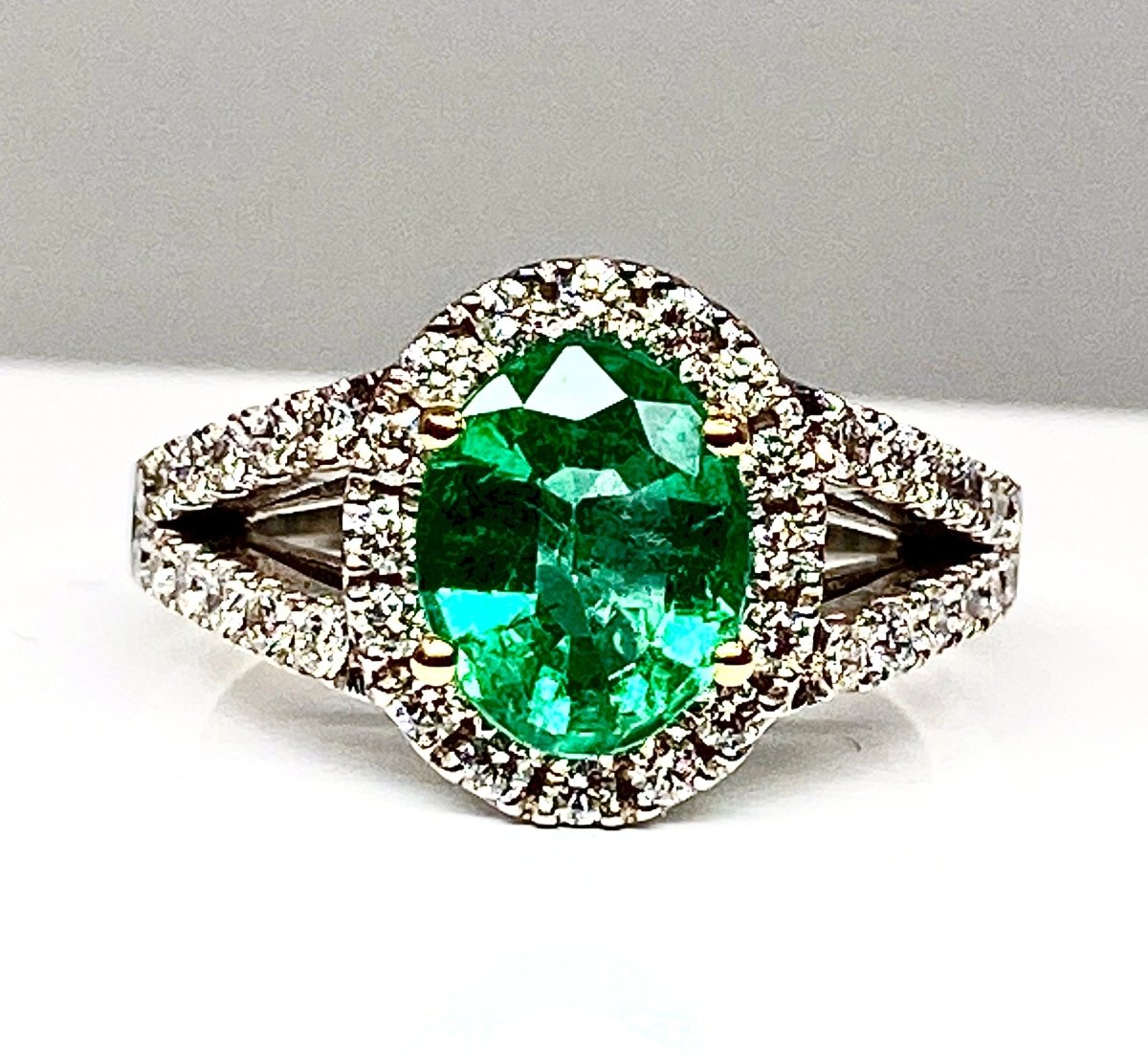 Bague épaulée en or 18 carats en émeraudes et diamants - Castafiore