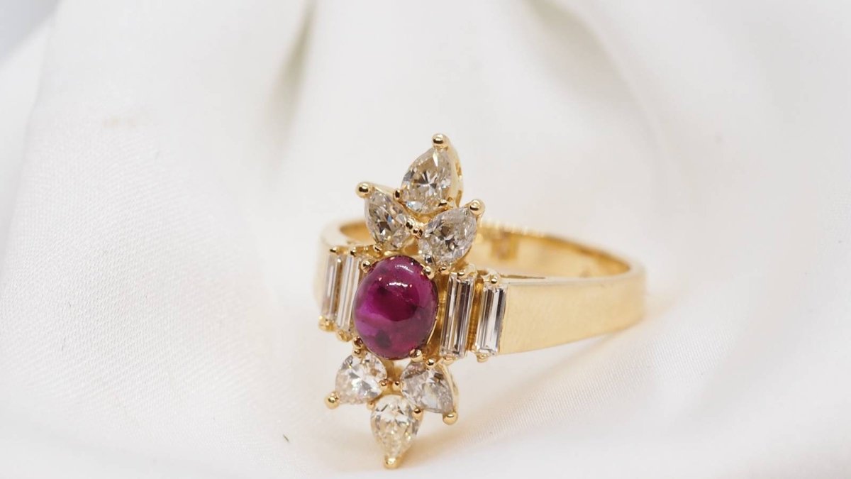 Bague fleur en or jaune, cabochon de rubis et diamants - Castafiore