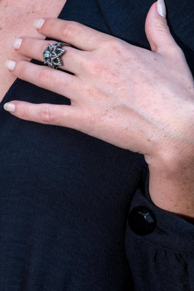 Bague Fleur Or noir Diamant - Castafiore