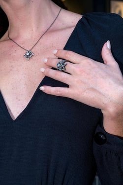 Bague Fleur Or noir Diamant - Castafiore