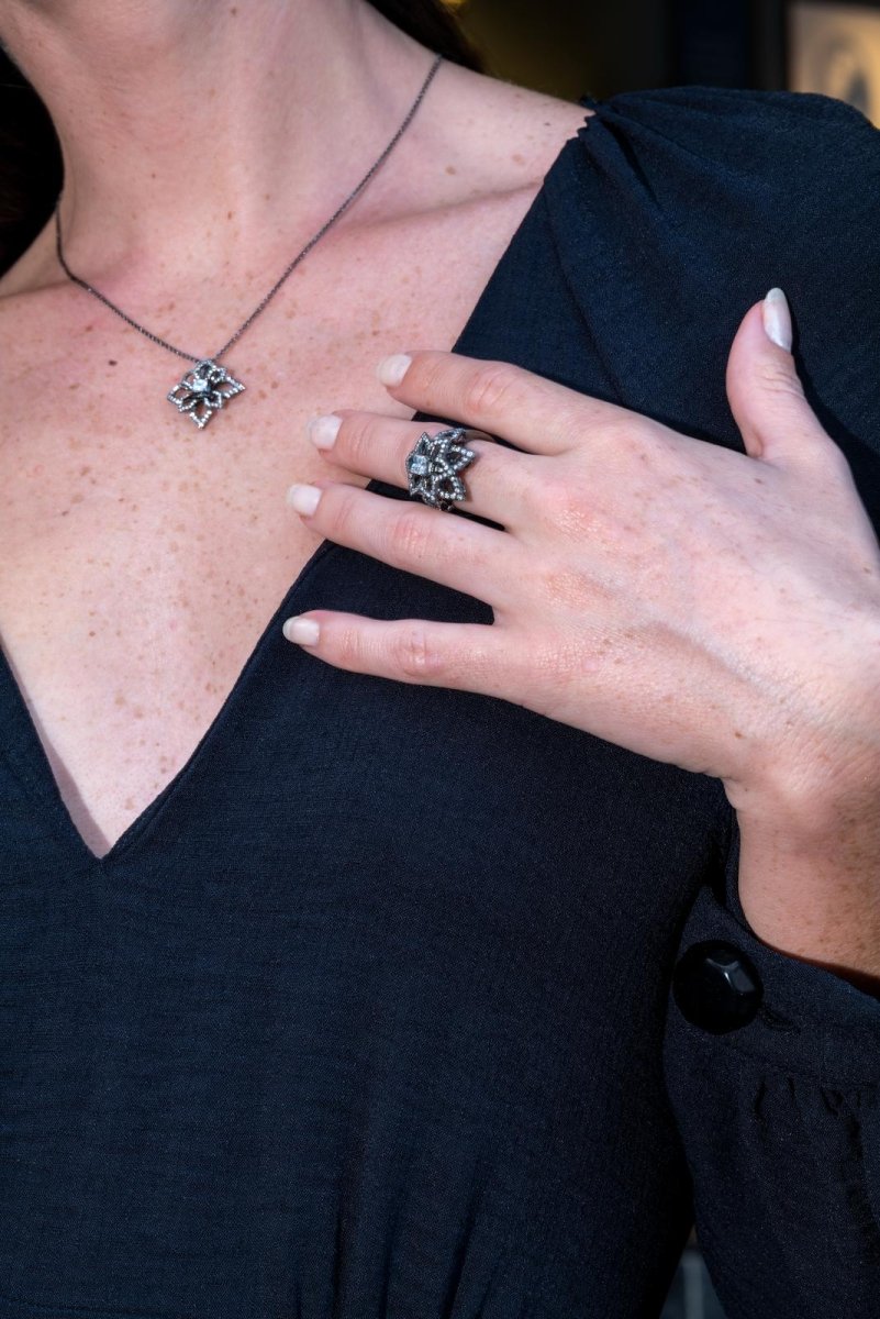 Bague Fleur Or noir Diamant - Castafiore