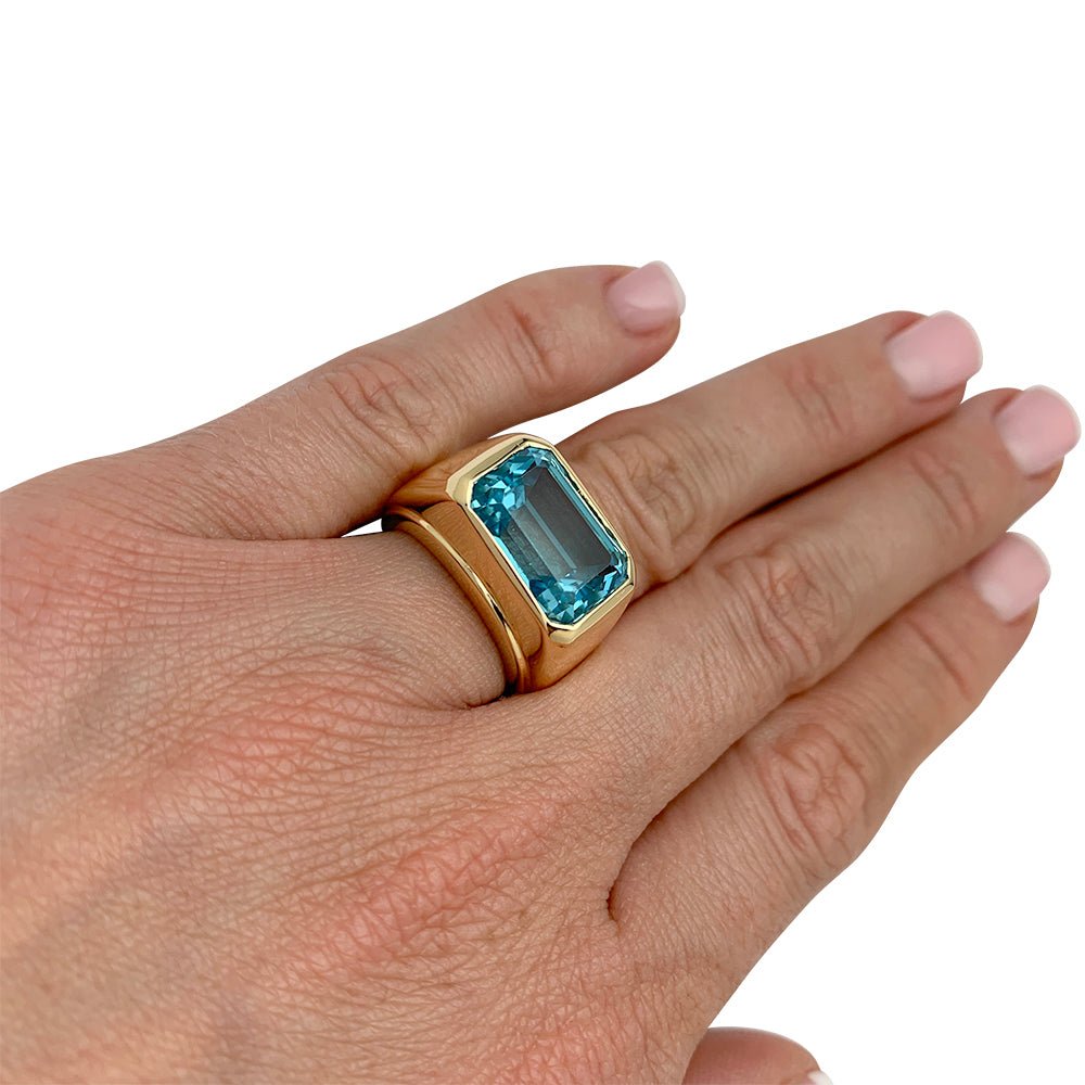 Bague Fred or jaune et topaze bleue. - Castafiore