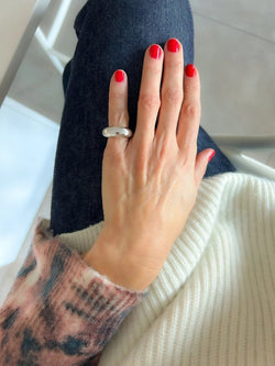 Bague jonc de la maison Chaumet en or gris modèle anneau - Castafiore