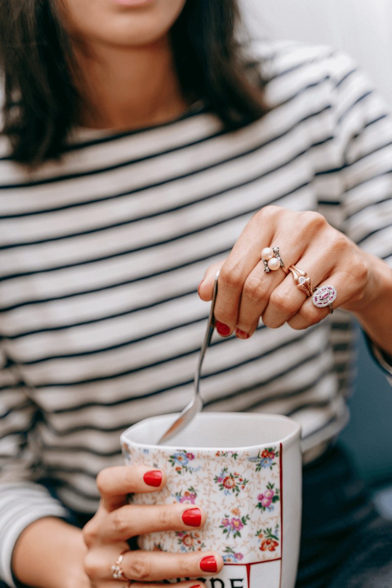 Bague jonc en or jaune ornée d'un diamant - Castafiore