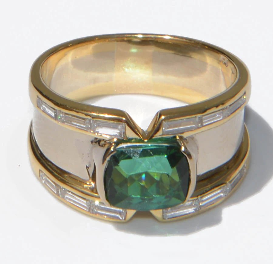 Bague jonc en or jaune ornée d'une Tourmaline sur une descente de diamant baguette - Castafiore