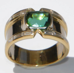 Bague jonc en or jaune ornée d'une Tourmaline sur une descente de diamant baguette - Castafiore