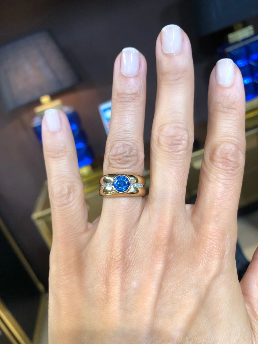 Bague jonc or jaune ornée d'un saphir taille ronde et diamant - Castafiore