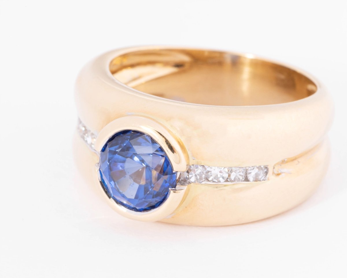 Bague jonc or jaune ornée d'un saphir taille ronde et diamant - Castafiore
