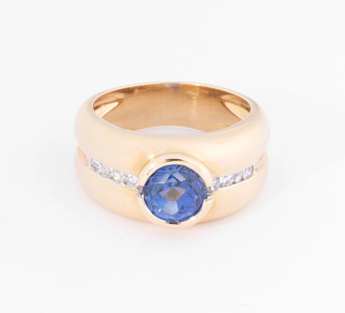 Bague jonc or jaune ornée d'un saphir taille ronde et diamant - Castafiore