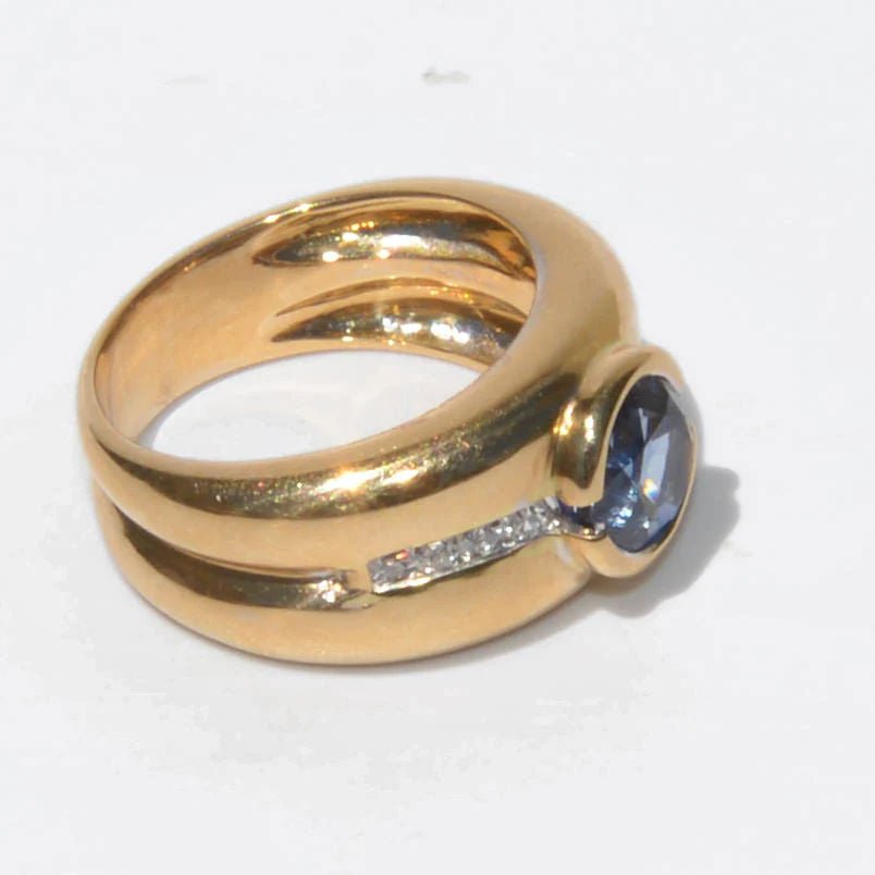 Bague jonc or jaune ornée d'un saphir taille ronde et diamant - Castafiore