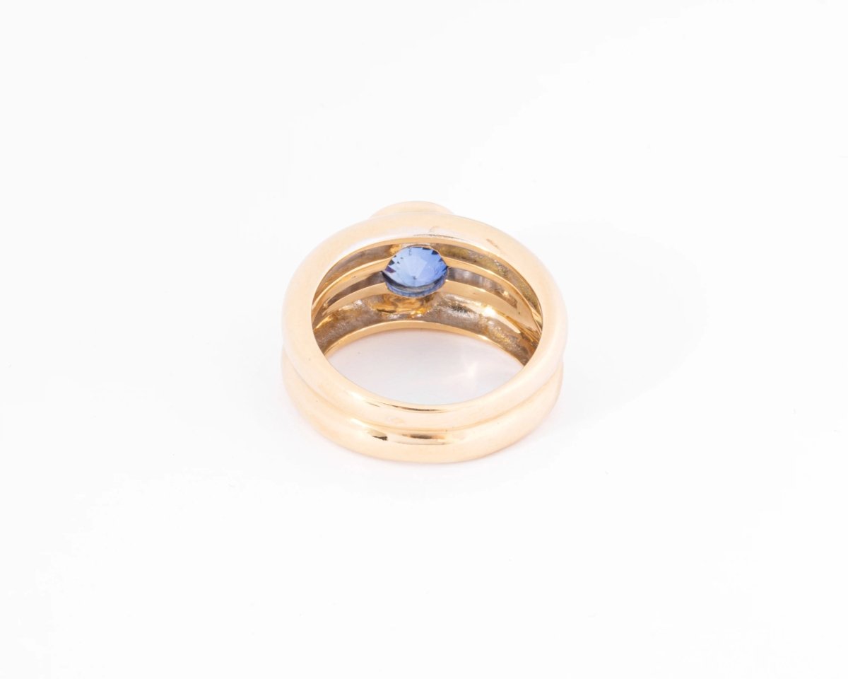 Bague jonc or jaune ornée d'un saphir taille ronde et diamant - Castafiore