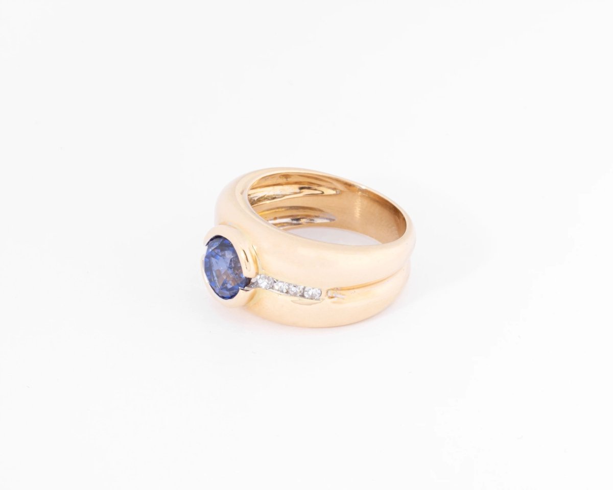 Bague jonc or jaune ornée d'un saphir taille ronde et diamant - Castafiore