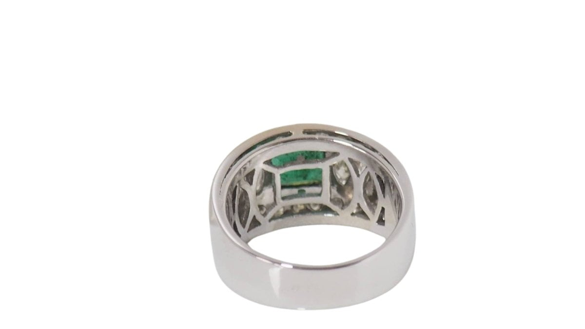 Bague Jonc plat en or blanc sertie d'une émeraude et diamants - Castafiore