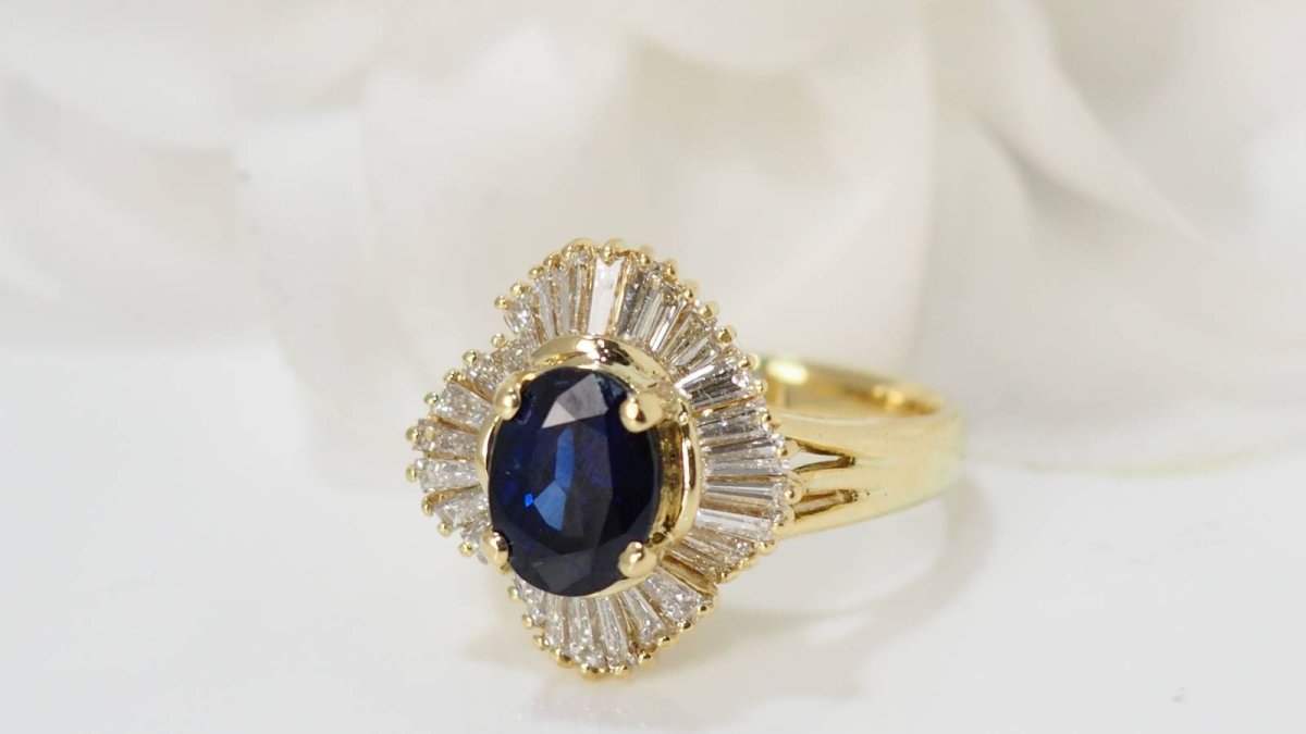 Bague Jupe en or jaune, Saphir ovale et diamants - Castafiore