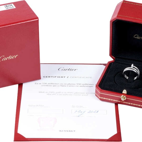 Bague "Juste un Clou" de Cartier en or gris 750/1000 ornée de 77 diamants pour un total de 0,59 carats. - Castafiore