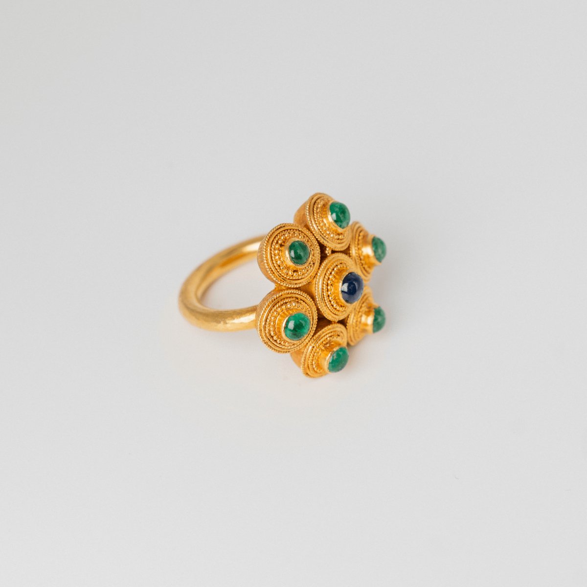 Bague Lalaounis en or jaune et cabochons d'émeraudes et d'un saphir - Castafiore