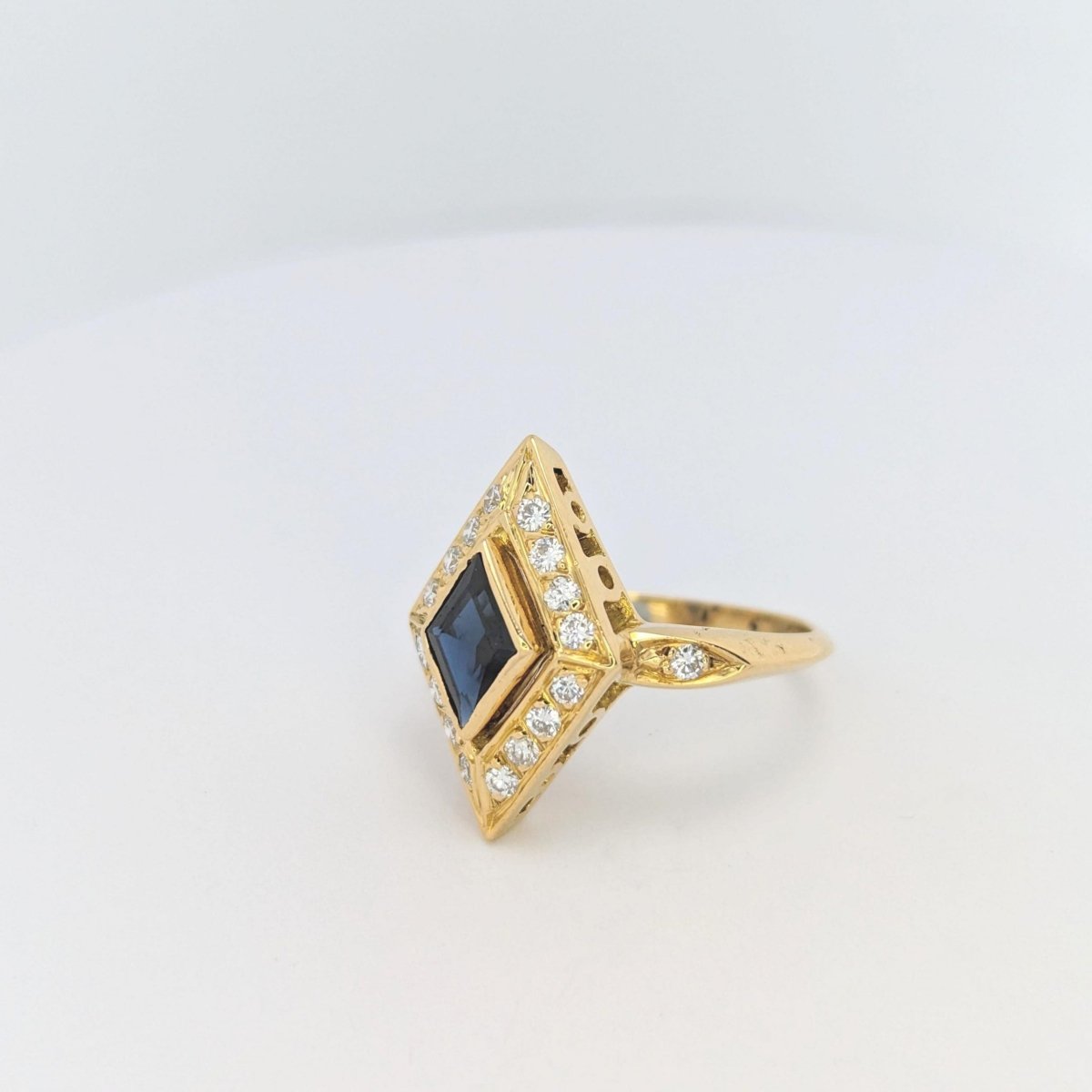 Bague Losange or jaune diamants et saphir - Castafiore