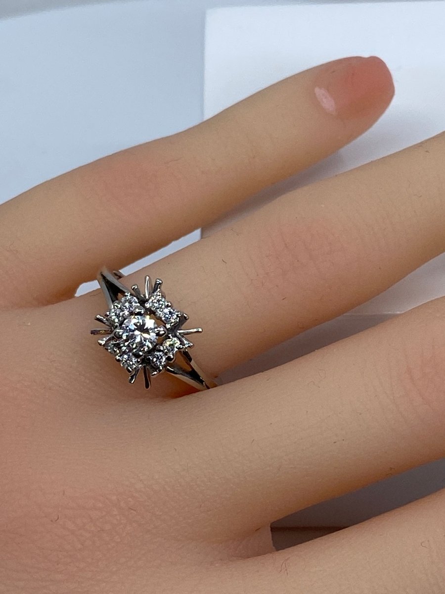 Bague marguerite en or blanc 18 carats, forme carrée en fil d’or et diamants - Castafiore