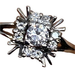 Bague marguerite en or blanc 18 carats, forme carrée en fil d’or et diamants - Castafiore